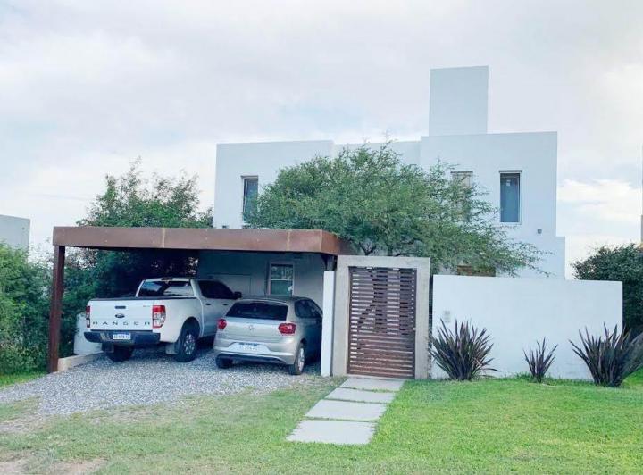 Casa · 205m² · 7 Ambientes · 2 Cocheras