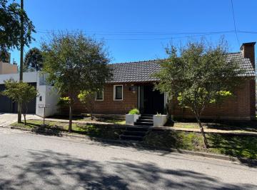 Foto · Oportunidad! Impecable Casa Esquina 3 Dorm. 2 Baños Cochera Doble Pileta.