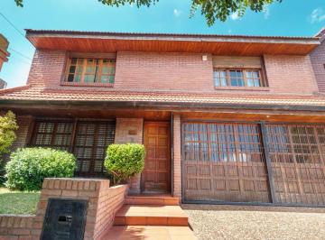 Casa · 225m² · 5 Ambientes · 2 Cocheras · Chalet La Perla