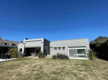 Casa · 203m² · 4 Ambientes · 1 Cochera · Moderna Casa en San Patricio