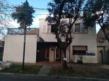 Casa · 193m² · 5 Ambientes · 2 Cocheras · Interesante Propiedad en Barrio Malvinas