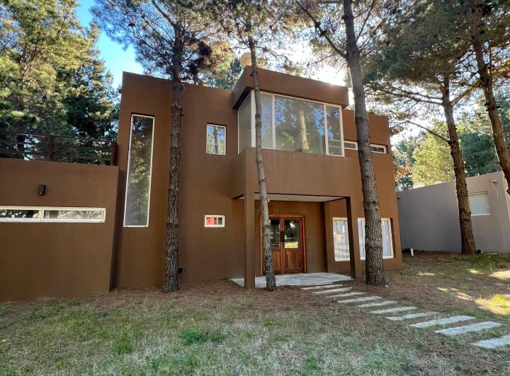 Casa · 185m² · 4 Ambientes · 2 Cocheras