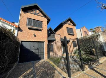 Casa · 170m² · 4 Ambientes · 1 Cochera · Chalet Castelar Sur