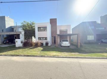 FRENTE · Casa con 400 m² y 3 Habitaciones en Venta y Alquiler en Terrazas de La Estanzuela