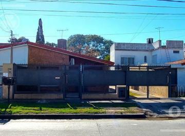Casa · 185m² · 5 Ambientes · 3 Cocheras · Casa en Venta - Berazategui - Sobre Av Nestor Kirchner Ideal 2 Familias