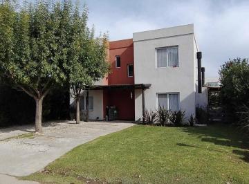 Casa · 160m² · 5 Ambientes · 3 Cocheras · Casa en Los Tilos en Venta Cañada de Pilar