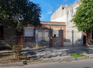 PH de 3 ambientes, Lanús · Dos Deptos. T/casa Al Frente con Gge. y Fondo Libre. Retasado.