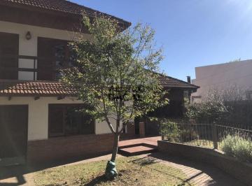 Casa · 304m² · 7 Ambientes · 2 Cocheras · Casa en Venta en 16 /474 y 476 City Bell - Alberto Dacal Propiedades