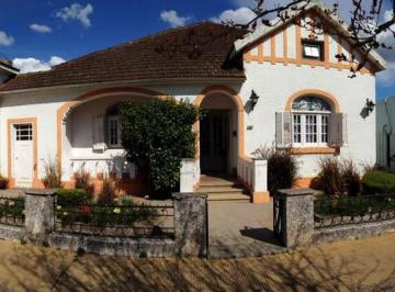 Casa · 300m² · 4 Ambientes · Casa - Lezama