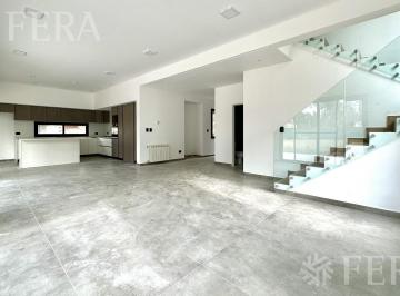 Casa · 196m² · 6 Ambientes · 1 Cochera · Venta Casa 6 Ambientes con Fondo Libre y Piscina a Laguna en Club Miralagos - La Plata