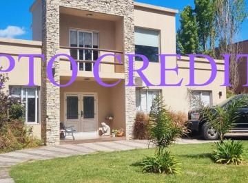 Casa · 235m² · 5 Ambientes · 5 Cocheras · Venta de Hermosa Casa de 6 Ambientes en Altos del Sol