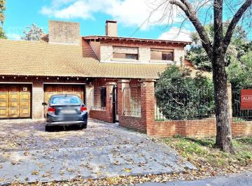 Casa · 277m² · 4 Ambientes · 2 Cocheras · Casa Chalet de 2 Plantas con Pileta en Venta en San Isidro, Santa Rita