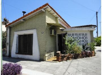 Casa · 100m² · 4 Ambientes · 1 Cochera · Chalet en Esquina Todo en Planta de 4 Ambientes a 8 Cuadras
