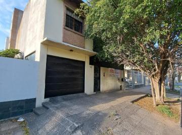 Casa · 110m² · 3 Ambientes · 1 Cochera · Casa en Lote Propio - Acepta Permuta - Apto Credito