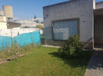 Frente con jardin · Casa en Venta - Irigoin 4346 (San Miguel)