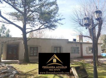 Quinta vacacional · 200m² · 4 Ambientes · 5 Cocheras · Casaquinta Sobre Terreno de 2400 m² en Levene, Cañuelas