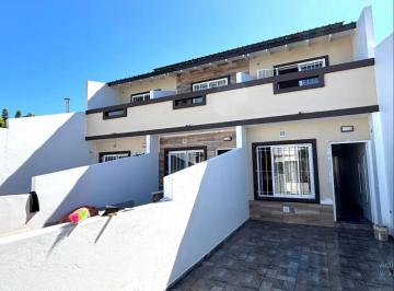 Casa · 115m² · 4 Ambientes · 2 Cocheras · Triplex en Venta 4 Ambientes - Jardín y Cochera a Estrenar