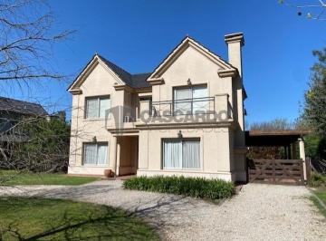 Casa de 5 ambientes, San Vicente · Chalet de 5 Ambientes Sobre Lote de 950 m² con Piscina. Impecable Estado.