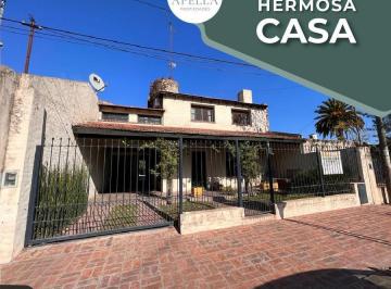 Casa · 280m² · 5 Ambientes · 1 Cochera · Venta - Casa