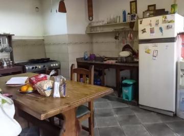 Casa · 270m² · 6 Ambientes · 10 Cocheras · Casa en Venta en Temperley! Oportunidad! Permuta