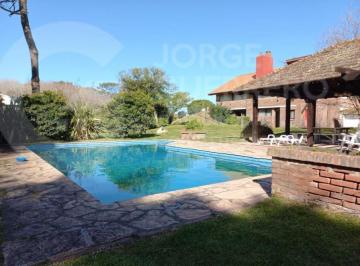 Casa · 450m² · 4 Dormitorios · Casa - Carilo
