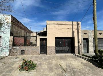 Casa · 124m² · 3 Ambientes · 1 Cochera · Solida Casa 3 Amb. con Local/garage y Fondo Libre