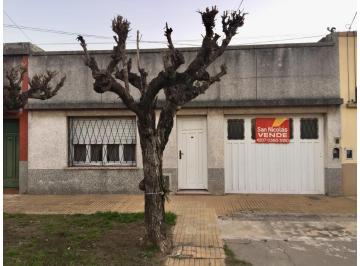 Casa · 110m² · 4 Ambientes · 1 Cochera · Casa de 4/5 Ambientes con Garaje y Fondo Libre "Apto Credito
