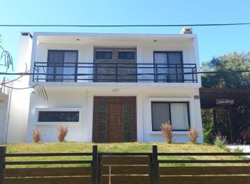 Casa · 80m² · 4 Ambientes · 2 Cocheras · Casa - Pinares
