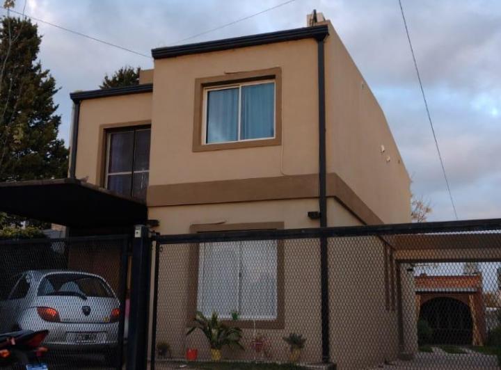 Casa · 230m² · 8 Ambientes · 1 Cochera
