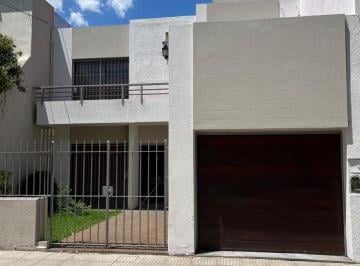 Casa de 5 ambientes, Villa Ortuzar · Venta Casa Jardín Pileta Parrilla Cochera Villa Ortuzar