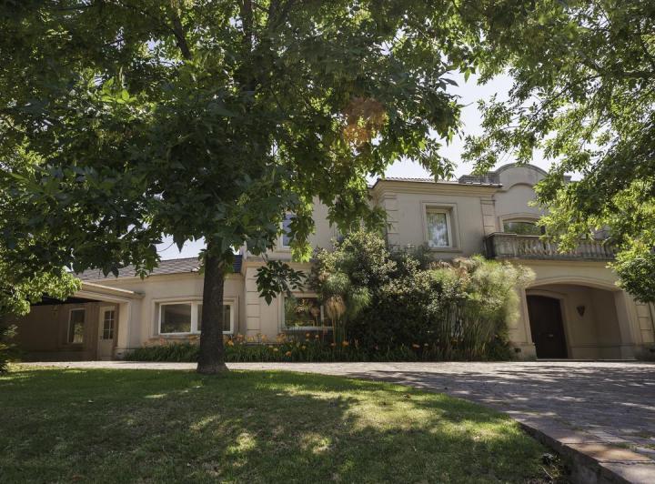 Casa · 650m² · 6 Ambientes · 2 Cocheras