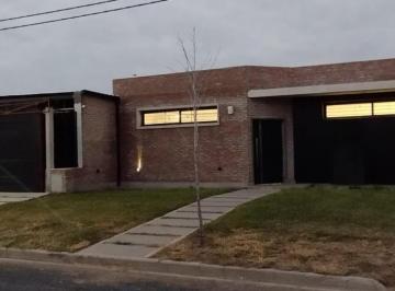 Casa · 216m² · 2 Dormitorios · 2 Cocheras · Alvear Ecopueblo