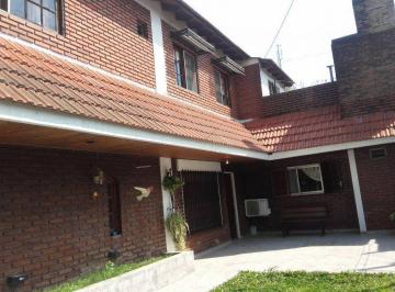 DEH-DEH-180_2 · Excelente Casa en Dos Plantas - Nuevas Condiciones!