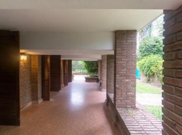 Casa · 300m² · 4 Ambientes · 2 Cocheras · Formidable Propiedad en Barrio Guadalupe