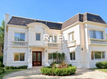 Distinguida propiedad de estilo francés, con techos en pizarra y losa, aberturas · Excelente Propiedad Francesa con 5 Dorm. Sobre 860 m² - La Martinica