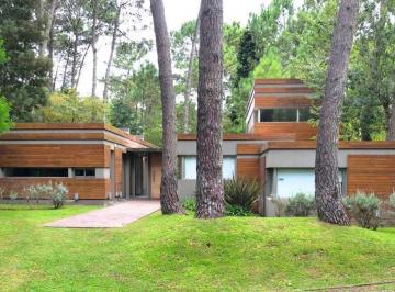 Casa · 240m² · 6 Ambientes · Cariló Cod 565 Alquiler en Zona Bosque!