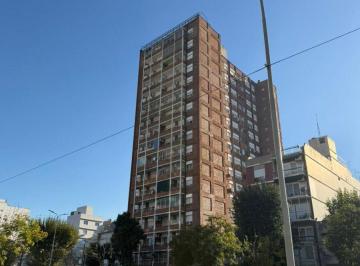 Departamento de 3 ambientes, Avellaneda · Amplio Departamento de 3 Ambientes (Wilde Centro) Edificio con Piscina