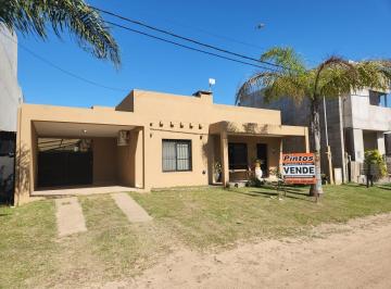 Casa · 131m² · 3 Dormitorios · 1 Cochera · Casa de 3 Dorm., Calle Graziani. Barrio Residencial. San Jose. Entre Rios.