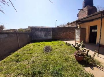 Casa · 78m² · 3 Ambientes · 2 Cocheras · Excelente Casa de 3 Ambientes con Jardin en Venta Barrio San