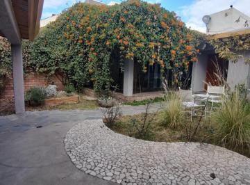 Casa de 5 ambientes, Dorrego · 3 Hab/2 Baños/escritorio/cochera Doble/alto Dorrego