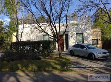 Casa · 200ha · 4 Ambientes · 5 Cocheras · Muy Linda Casa en Venta en San Carlos C. C.