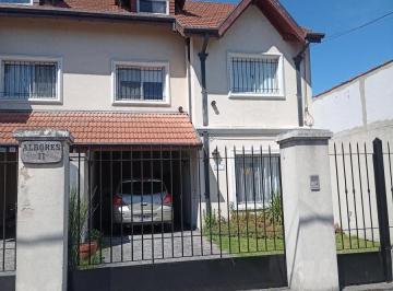 Casa · 135m² · 6 Ambientes · 2 Cocheras · Triplex en Adrogue - Acepta Permuta por Depto