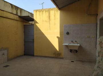 Casa · 130m² · 5 Ambientes · Venta - Casa de Pasillo con Tres Dorm., en Barrio Azcuénaga - Rosario
