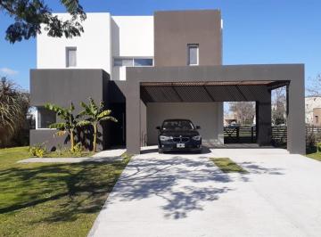 Casa · 185m² · 5 Ambientes · 6 Cocheras · Casa en Canton Norte Toma Departamento en Parte de Pago