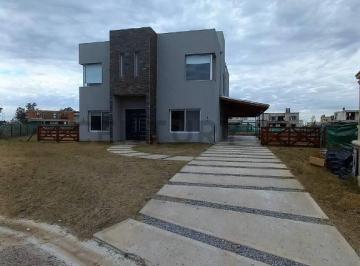 Casa · 225m² · 5 Ambientes · Hermosa Casa de Dos Plantas en Alquiler en Lagos de San Eliseo.