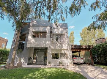 Casa · 200m² · 4 Ambientes · 1 Cochera · El Lauquen Hermosa Casa en Alquiler Temporal
