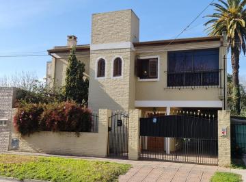 Casa · 181m² · 7 Ambientes · 2 Cocheras · Casa en Venta en Escobar con Jardín y Pileta