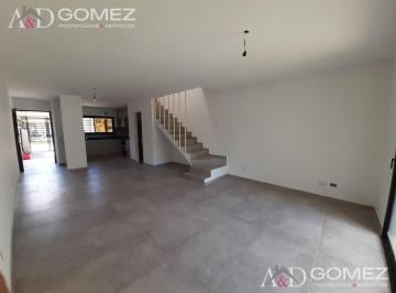 Casa · 102m² · 4 Ambientes · 1 Cochera · Dúplex 4 Ambientes a Estrenar con Jardín y Cochera / Excelente Calidad y Ubicación