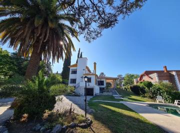 Casa · 1511m² · 10 Ambientes · 1 Cochera · Casa - Pellegrini