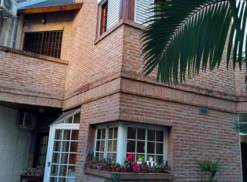 Casa · 190m² · 5 Ambientes · 2 Cocheras · Excelente Casa 5 Amb, con Garage 2 Autos, Patio y Terraza con Parrilla a m de Av Rivadavia